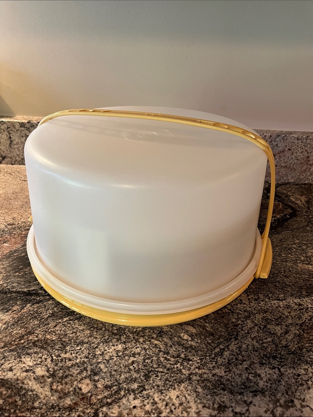 Tupperware Cake and Pie Carrier.